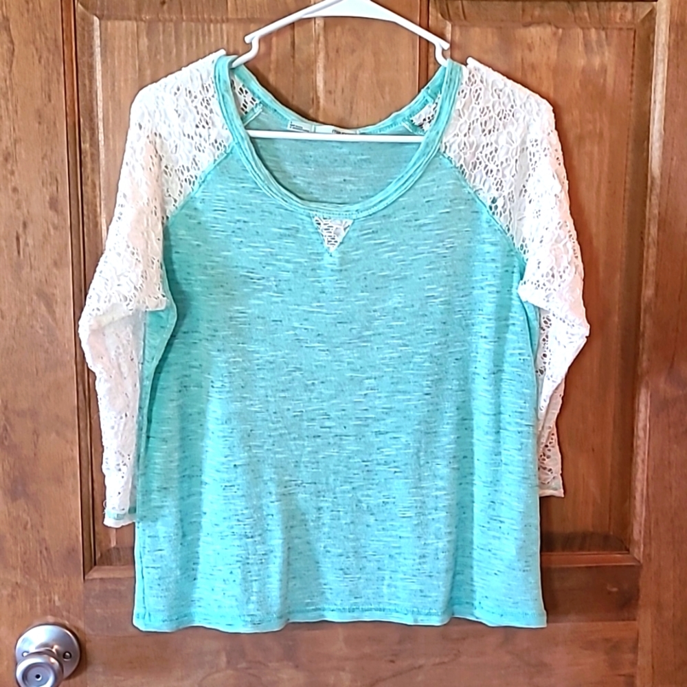 Maurices Large top, Green and white